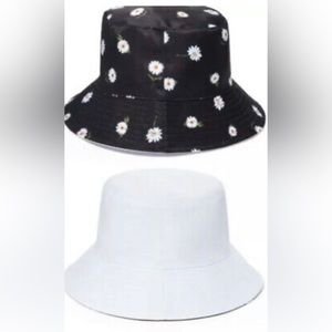 ALICE + OLIVIA Reversible Bucket Hat - White and Black with daisies NWT